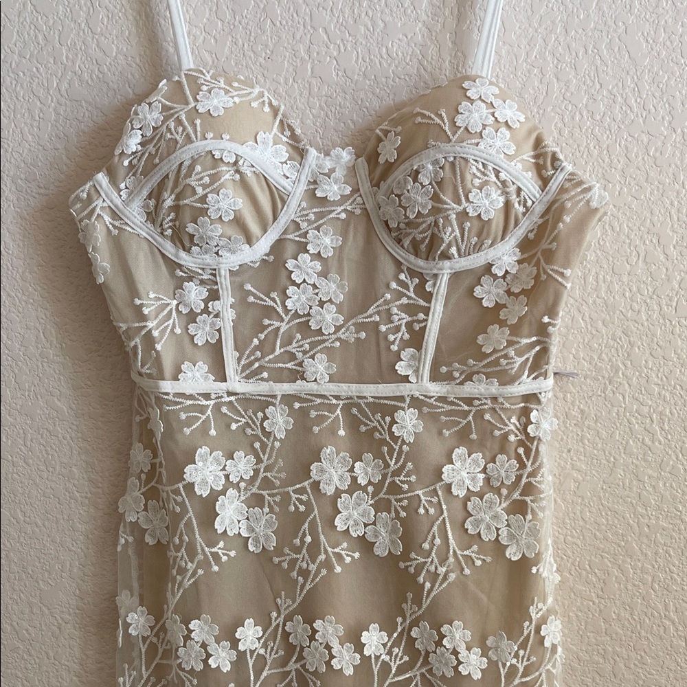 Elegant Floral Dress in Cream and White - Picture 4 of 10